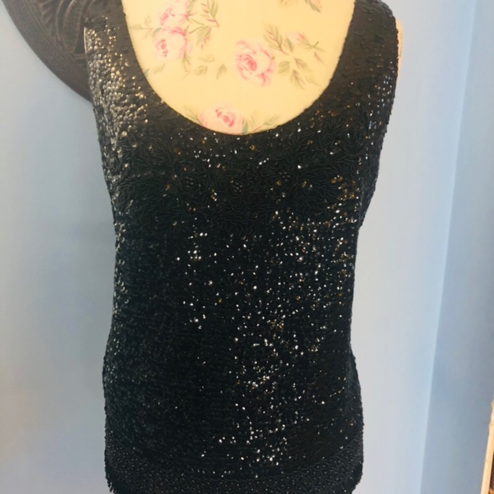 Vintage top zippers up the back